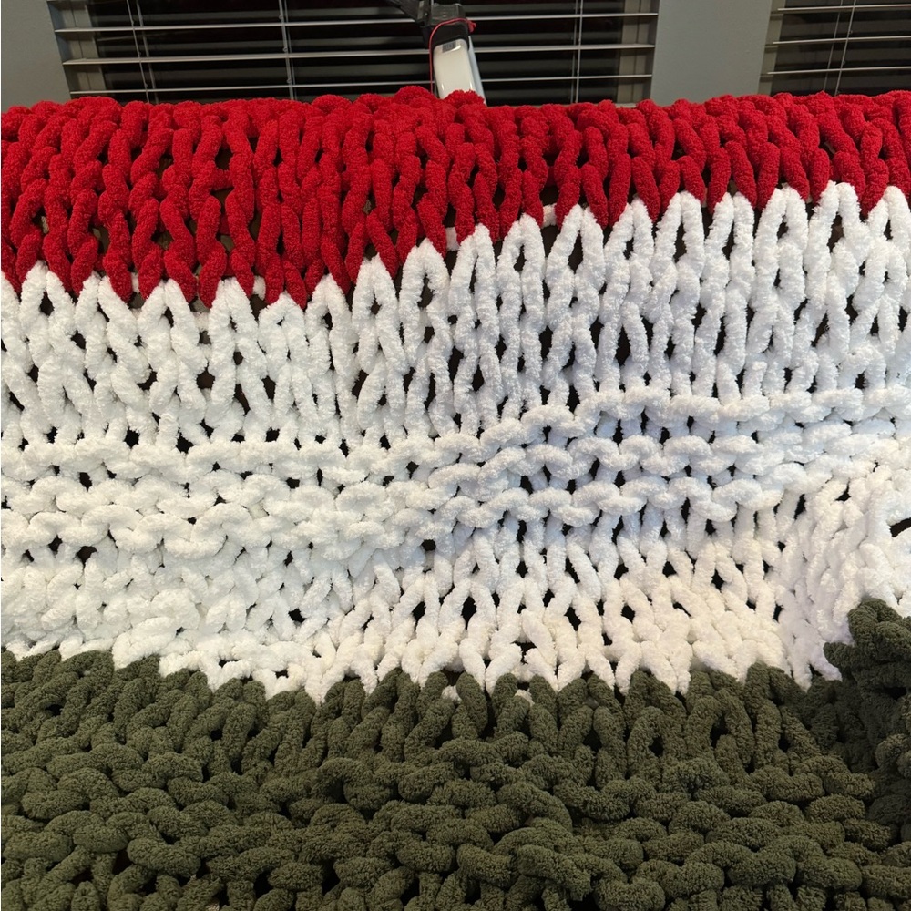 Hand Crafted Chunky Knit Blanket - Picture 3 of 10